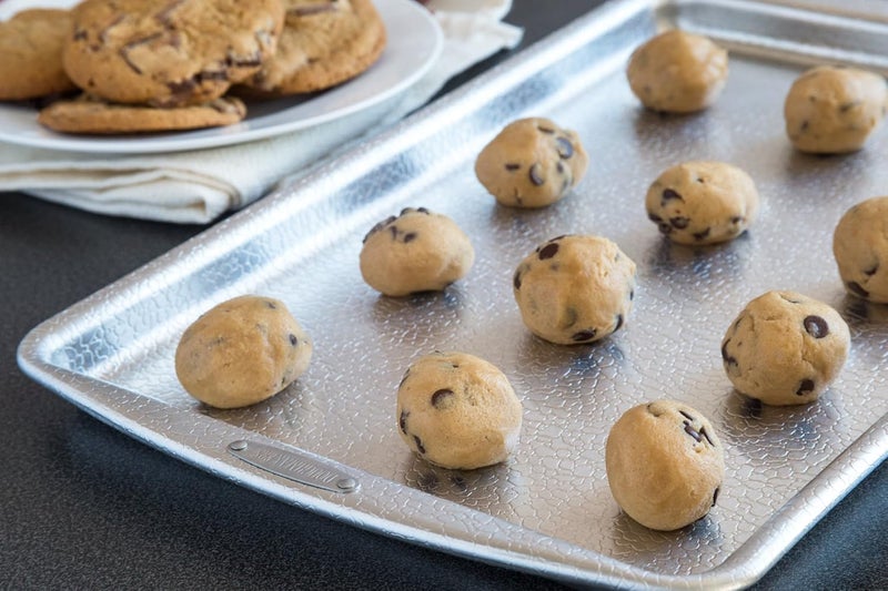 Doughmakers 40056 مجموعة أواني الخبز التجارية عالية الجودة، مجموعة من 3 صواني خبز، 10 × 15 صينية، 9 × 13 صينية، 9 بوصة دائرية، فضي، كبير - Image 5