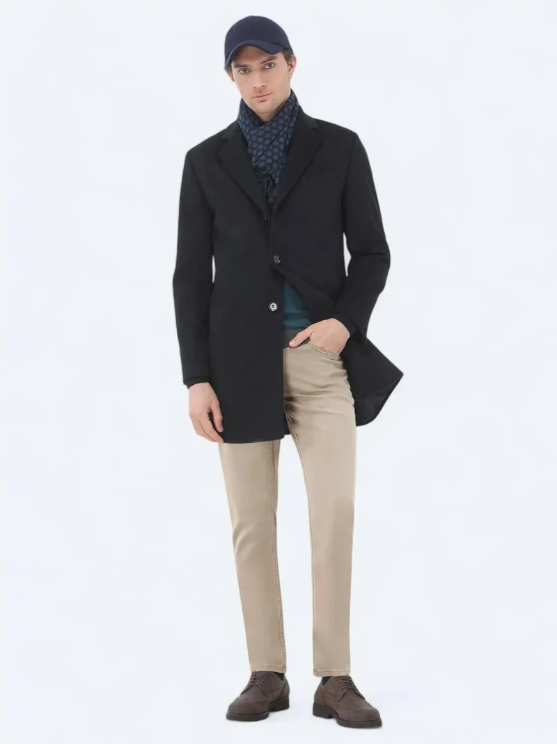 كيب معطف أسود بقصة عادية وياقة فراشة ونسيج كلاسيكي