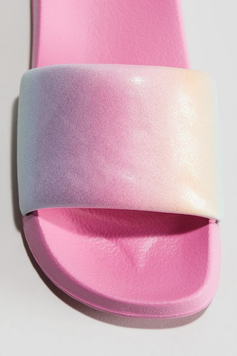 اتش اند ام حذاء للمسبح