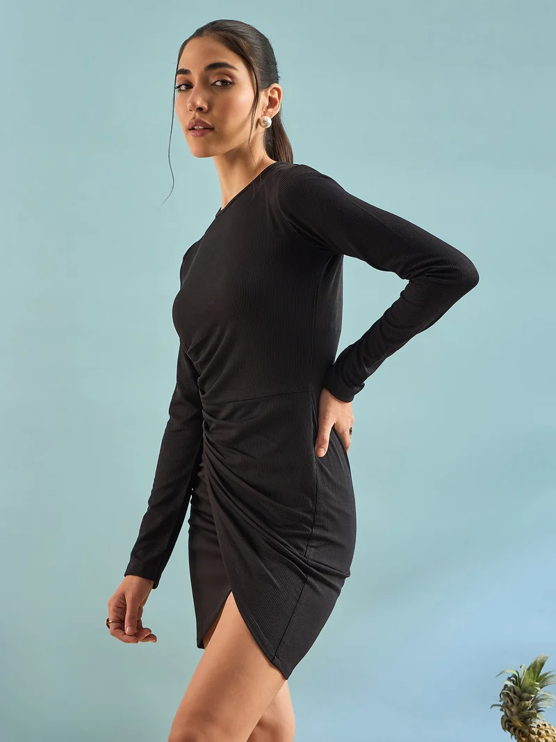 بانيت فستان قصير (Bodycon) مضلّع لتقسيم الجسم - أسود كلاسيكي