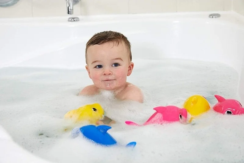 جيوتشي بريزيوسي Baby Shark Floating and Sound Figure