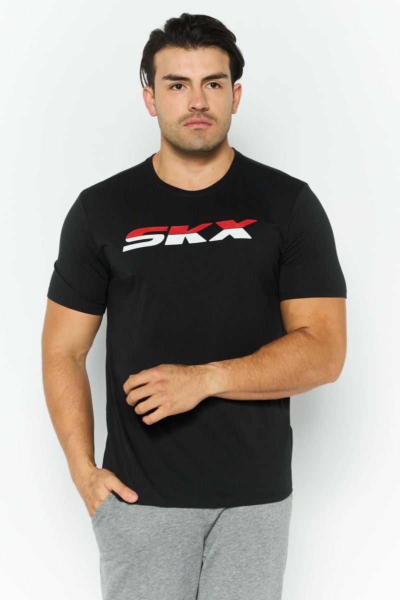 SKECHERS تي شيرت رياضي للرجال بأكمام قصيرة مناسب للخارج، مجموعة سوداء - Image 1