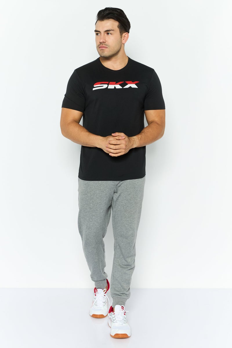 SKECHERS تي شيرت رياضي للرجال بأكمام قصيرة مناسب للخارج، مجموعة سوداء - Image 2