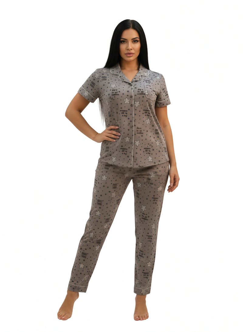 جوانا طقم بيجاما نسائي بتصميم نجوم، قميص بأزرار نصف كم وبنطال طويل - وردي - Image 2