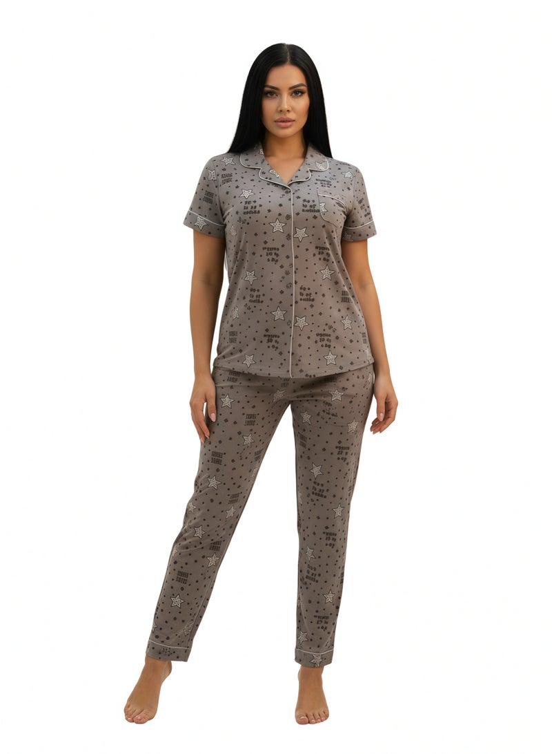 جوانا طقم بيجاما نسائي بتصميم نجوم، قميص بأزرار نصف كم وبنطال طويل - وردي - Image 1