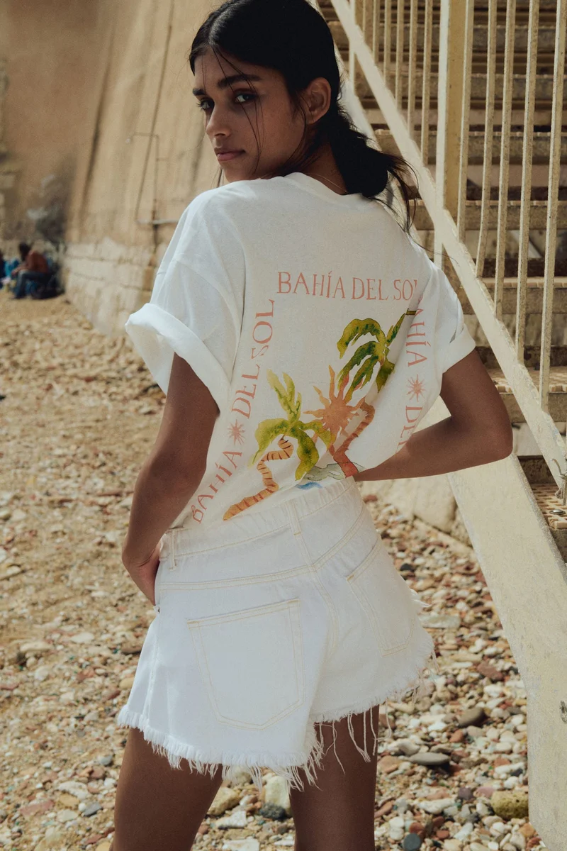 اتش اند ام تي-شيرت فضفاض مزين بتفاصيل مزخرفة