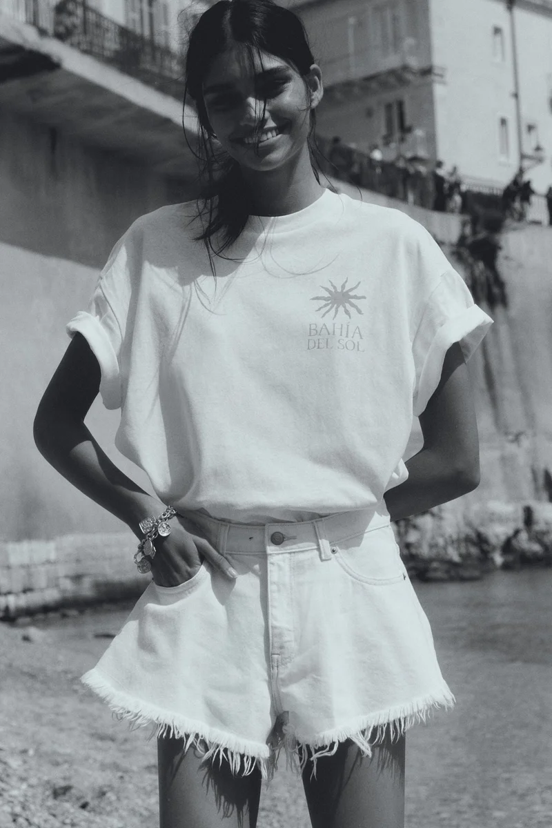 اتش اند ام تي-شيرت فضفاض مزين بتفاصيل مزخرفة