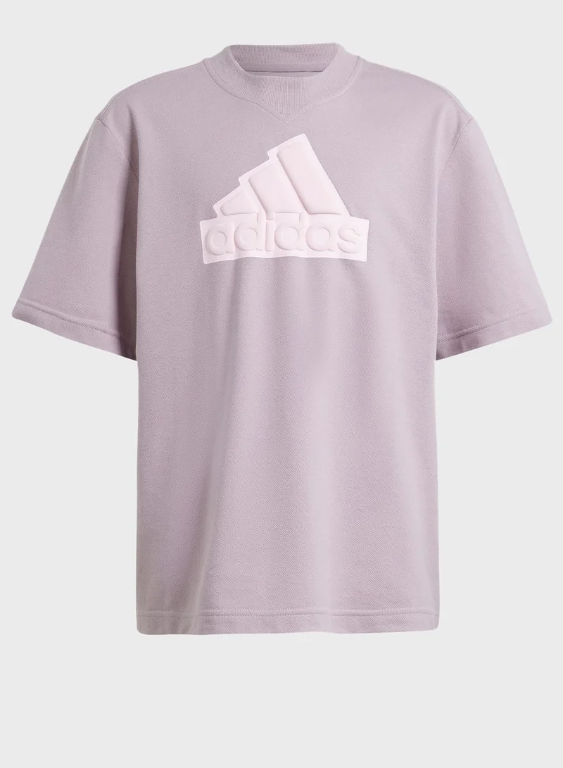 adidas تيشيرت مزين بشعار العلامة التجارية للأطفال