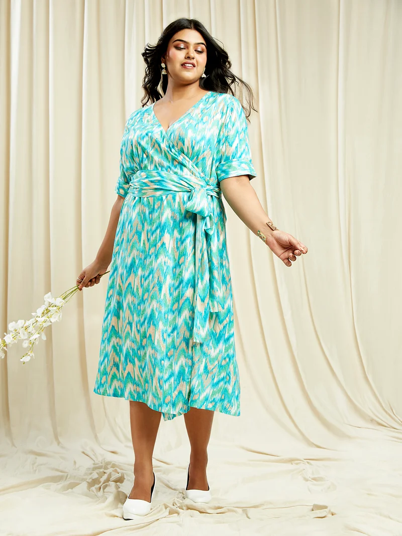 جلو باص فستان ميدي نسائي جلوبلس أزرق بياقة على شكل حرف  وطبعات شيفرون، مقاس كبير، بحزام