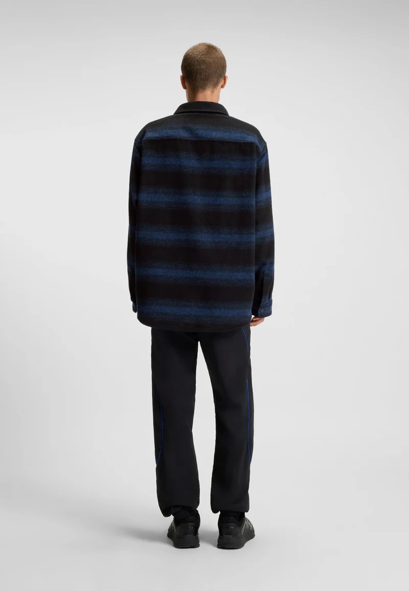 هوجو قميص بقصة واسعة مخطط بظلال