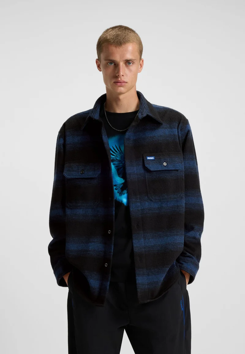 هوجو قميص بقصة واسعة مخطط بظلال