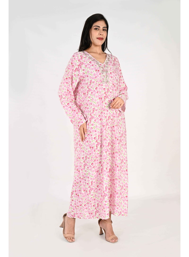 لـيـنـيـل جلابية نسائية من لينيل - قاعدة بيضاء مزينة بنقوش زهور وردية وفتحة رقبة مطرزة - Image 3