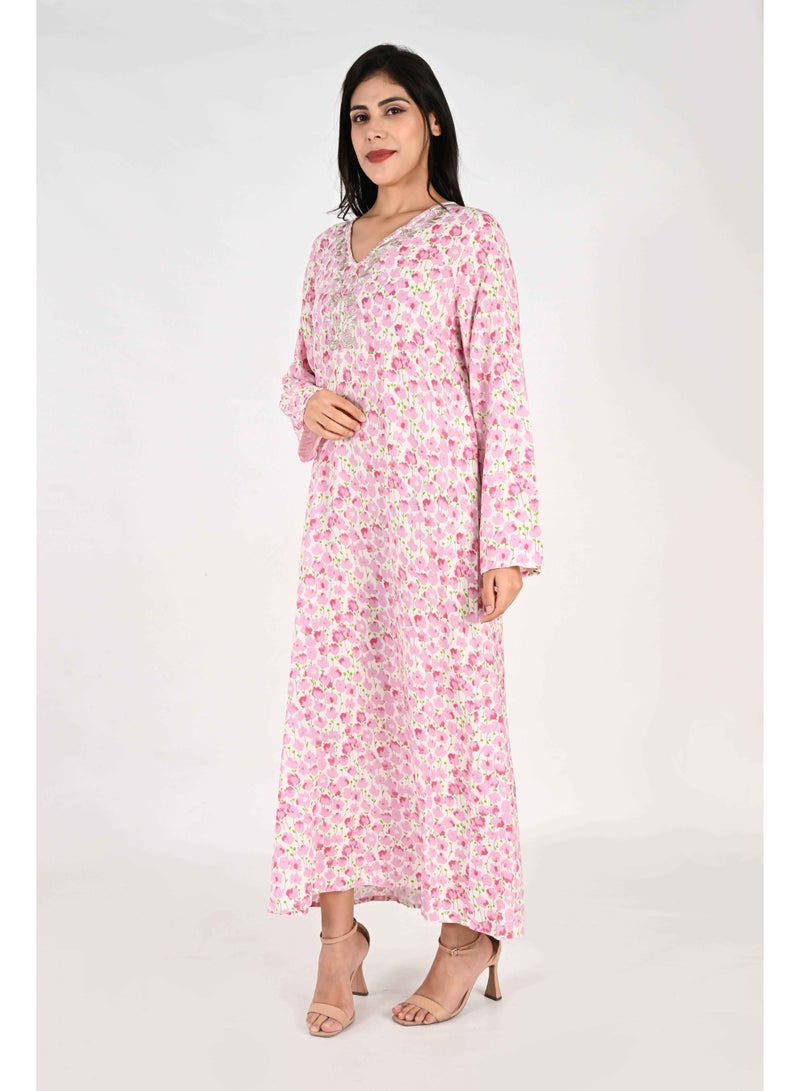 لـيـنـيـل جلابية نسائية من لينيل - قاعدة بيضاء مزينة بنقوش زهور وردية وفتحة رقبة مطرزة - Image 4