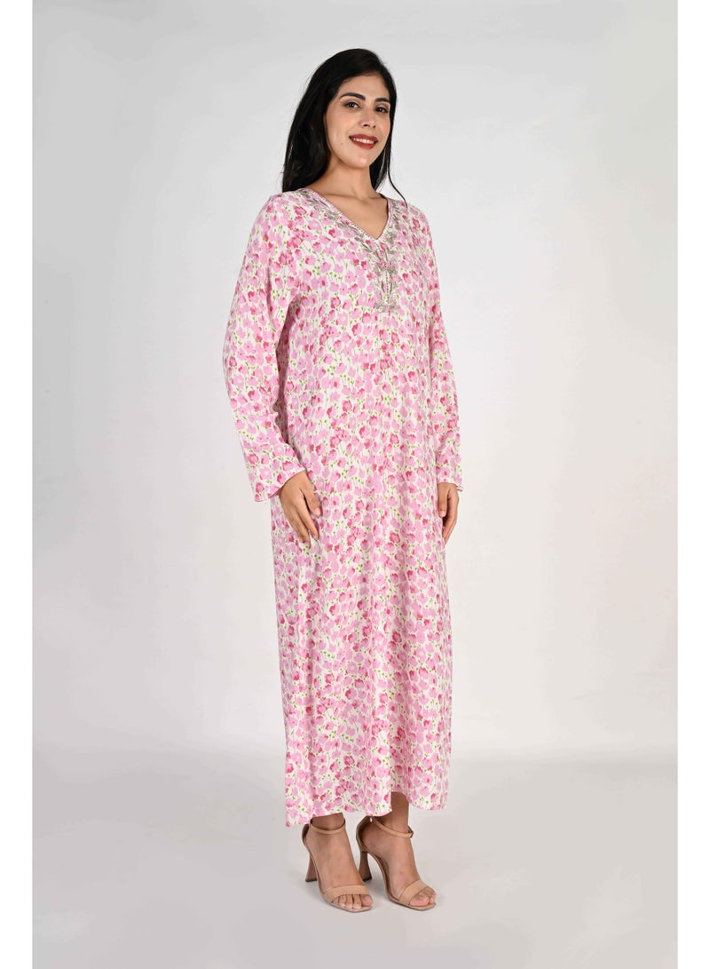 لـيـنـيـل جلابية نسائية من لينيل - قاعدة بيضاء مزينة بنقوش زهور وردية وفتحة رقبة مطرزة - Image 2