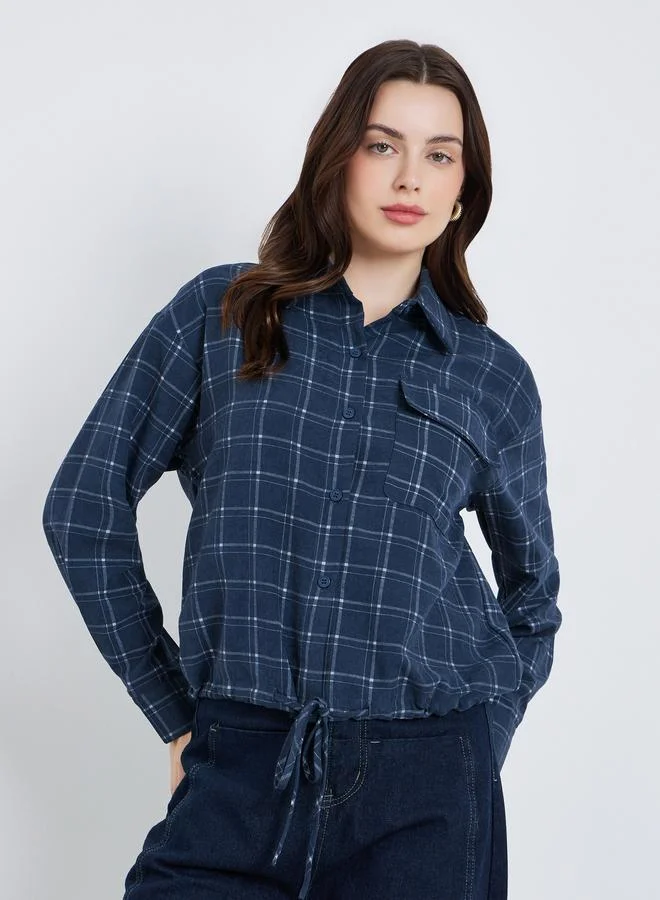 ستايلي بلوزة قصيرة بطبعة مربعات وأربطة