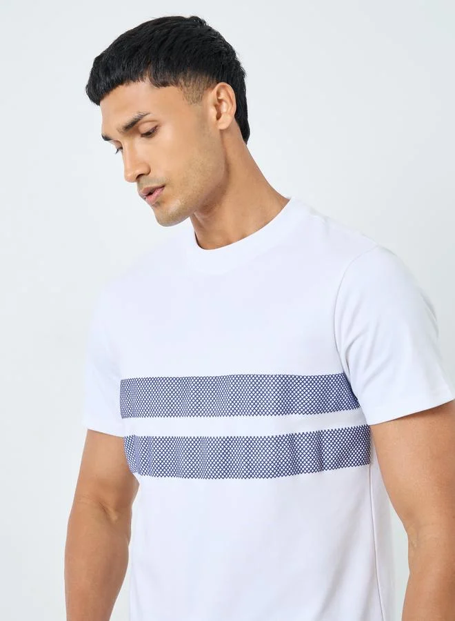 ستايلي تيشيرت بياقة مرتفعة وطبعة عالية الدقة