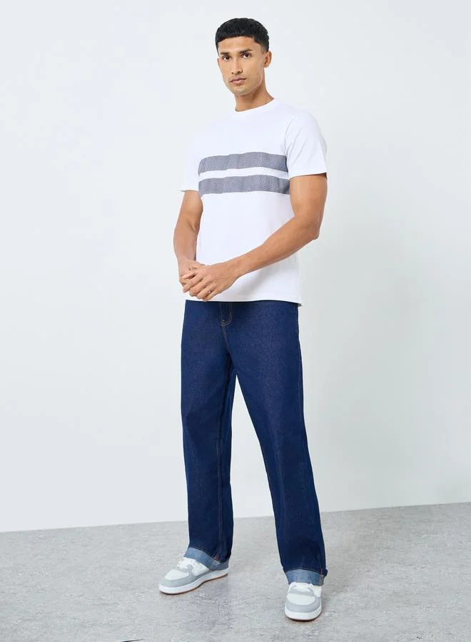 ستايلي تيشيرت بياقة مرتفعة وطبعة عالية الدقة