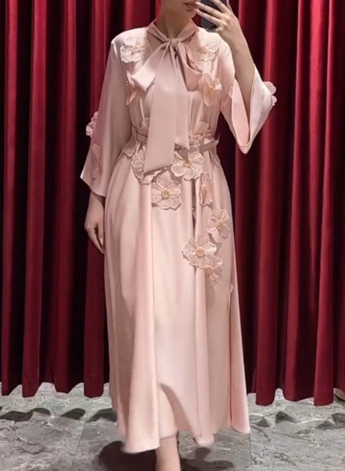 ميرين فستان ماكسي من الساتان الوردي مع ياقة على شكل عقدة وتطعيمات زهرية - Image 1