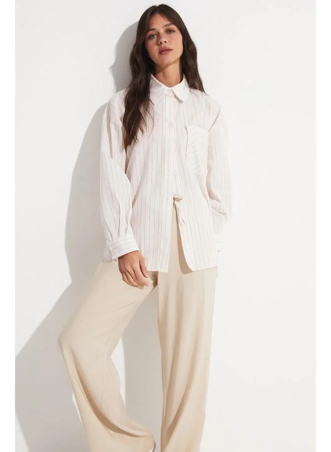 جون قميص واسع مخطط بتفاصيل بني