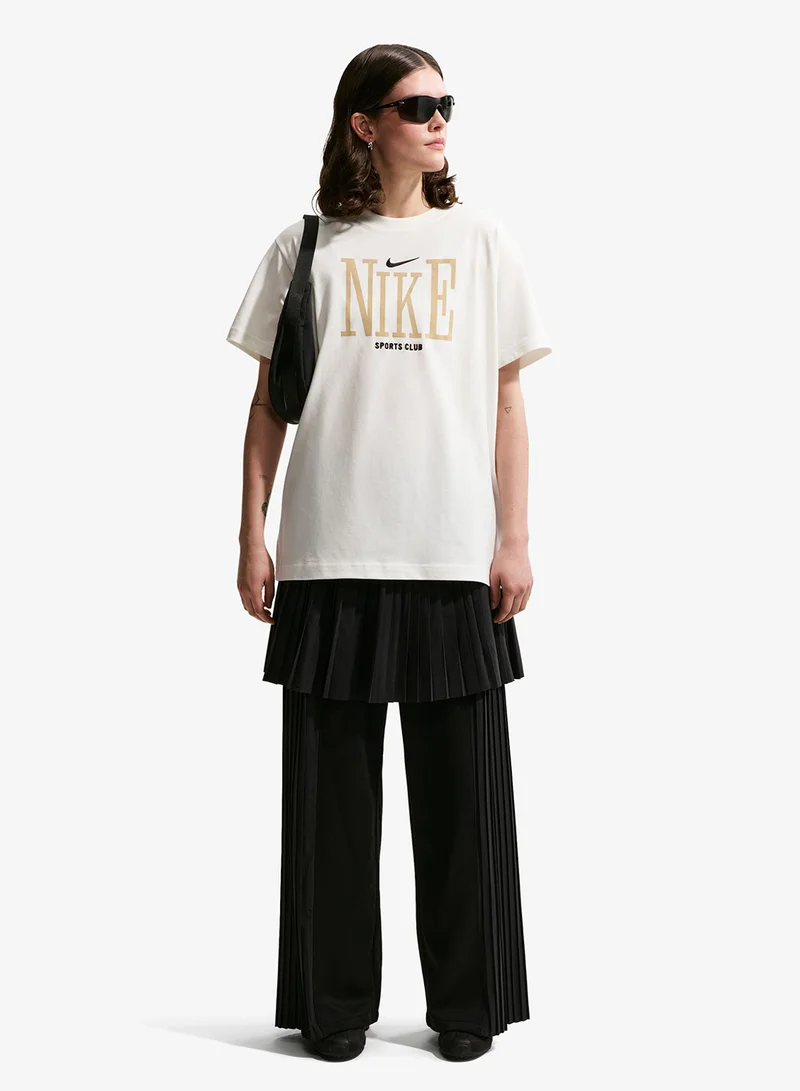 نايكي تيشيرت كلاسيك أو سي إنكونيكت بتصميم بوي فريند