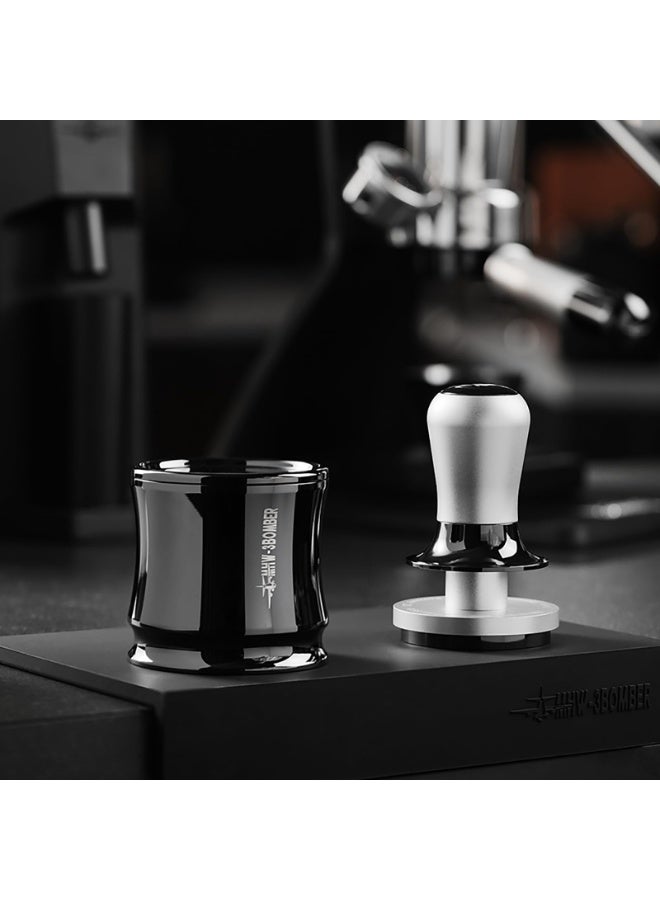 ام اتش دابيلو - ثري بومبار طقم أكواب إسبريسو و مطحنة قهوة MHW-3BOMBER، قمع قياس من سبائك الألومنيوم مع أداة تحريك، موزع لبن مطحون لمرشح قهوة مقاس 51-54 مم، أسود - Image 3