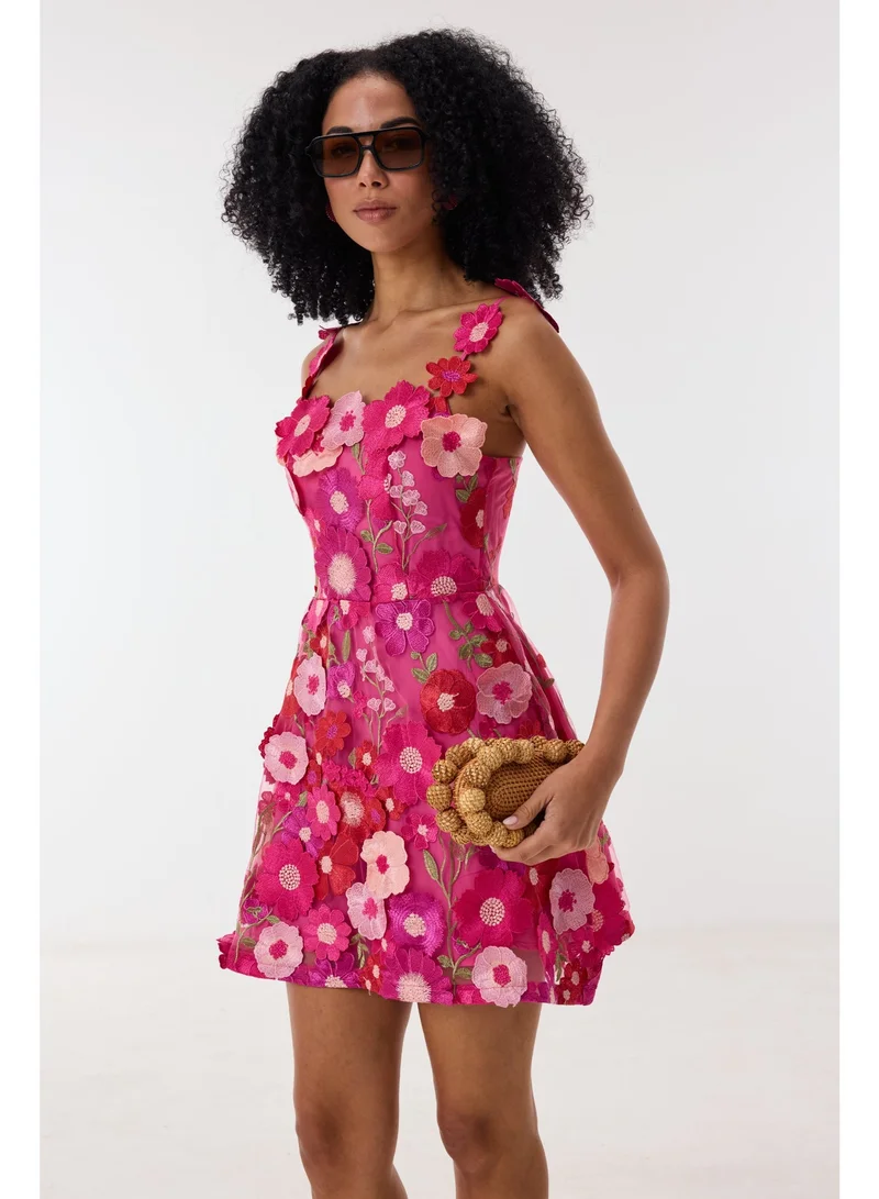 أشيتا فرنانديز فستان قصير مطرز بالدانتيل الزهري بلا أكمام بياقة مربعة - وردي