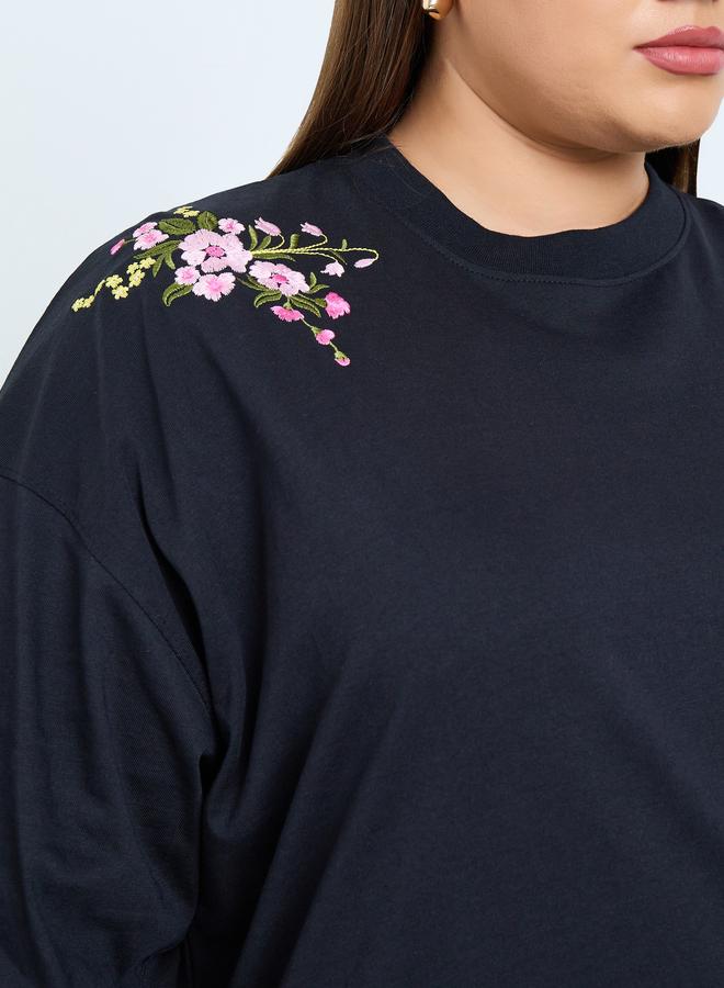 ستايلي تيشيرت واسع بمقاس كبير وزهور مُطرّزة - Image 3