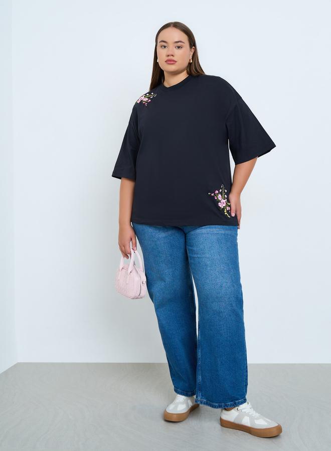 ستايلي تيشيرت واسع بمقاس كبير وزهور مُطرّزة - Image 2