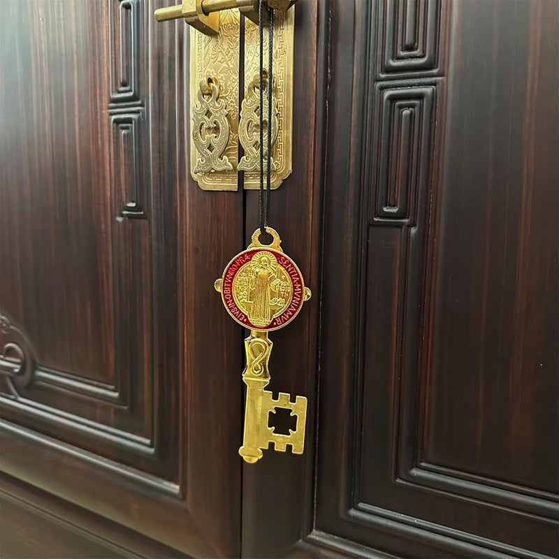 Bovemee طقم 2 قطع/مجموعة ميدالية سانت بنديكت مزدوجة الجوانب 4.9 بوصة × 2.9 بوصة بركة مفتاح للحماية - ميدالية سان بنديكت لتعليق المنزل والباب - حامل حائط هدايا عيد الفصح الكاثوليكي - مفتاح سان بنديكت هدية (ذهبي وأحمر) - Image 2