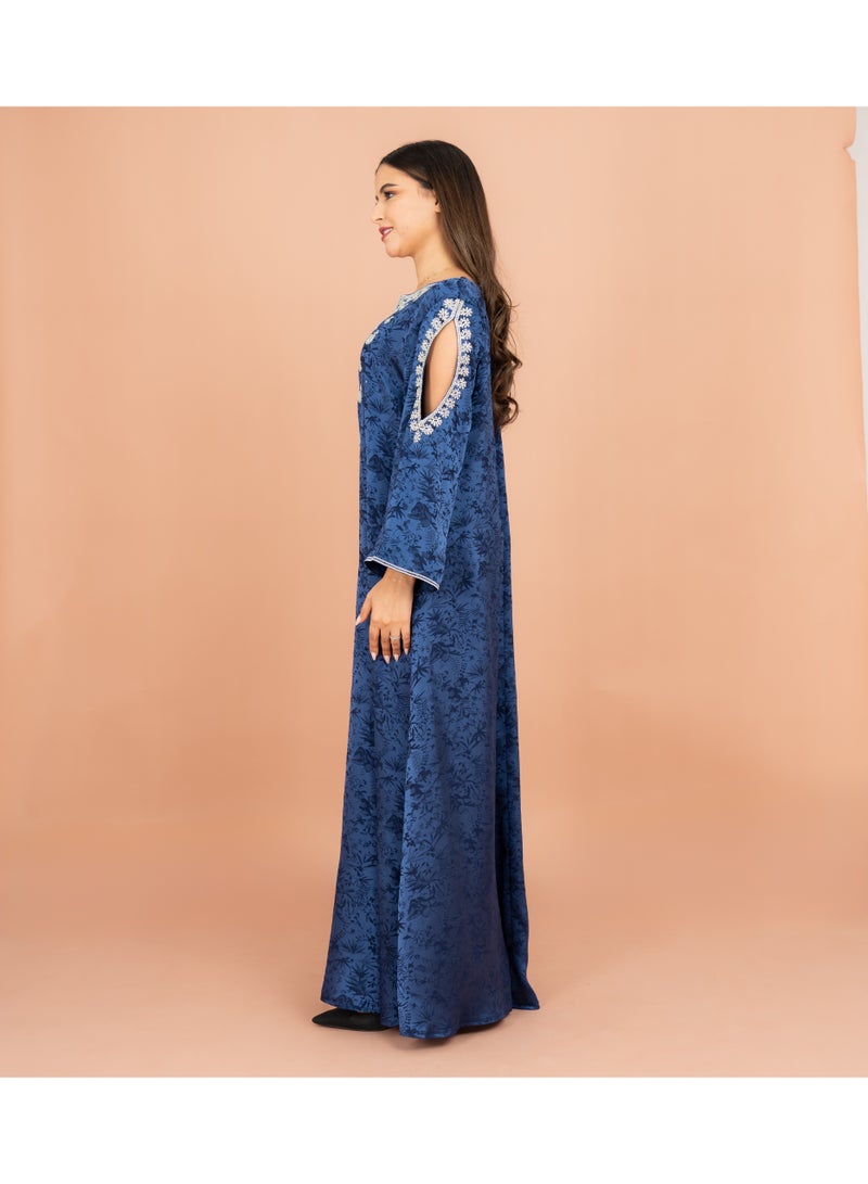 اكسا جلابية كلاسيكية مطبوعة بكتف مكشوف وتطريز كريستالي أزرق - Image 3