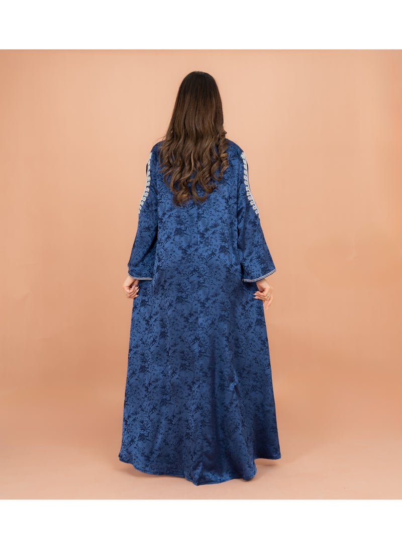 اكسا جلابية كلاسيكية مطبوعة بكتف مكشوف وتطريز كريستالي أزرق - Image 4