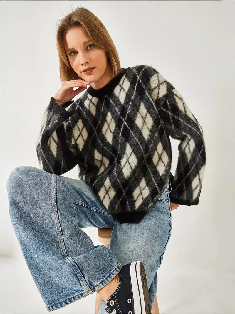 بيانكو لوتشي كنزة محبوكة بياقة دائرية وفتحة بنقش البقلاوة من لوتشي