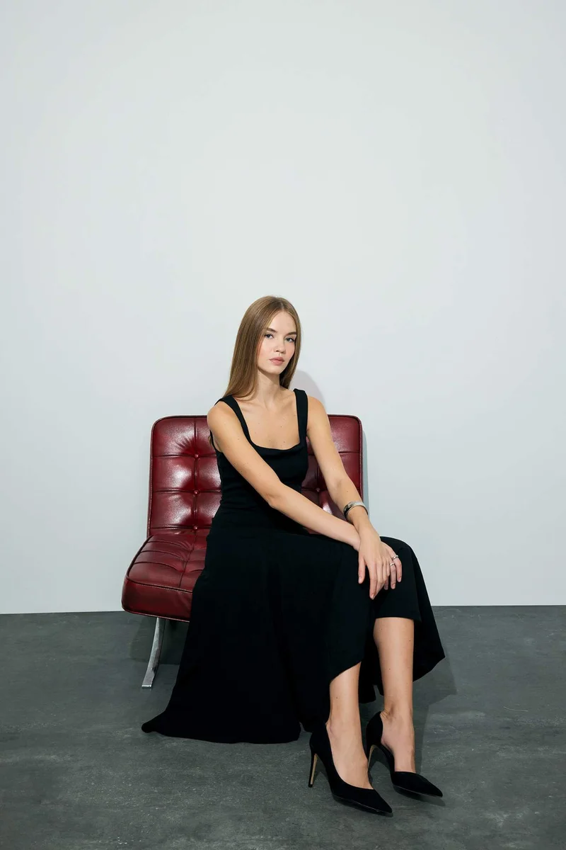 ديفاكتو A-Line Square Neck Crepe Midi Dress