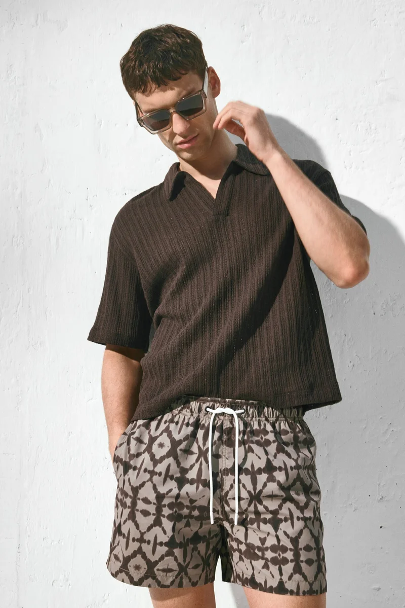 اتش اند ام شورت سباحة منقوش