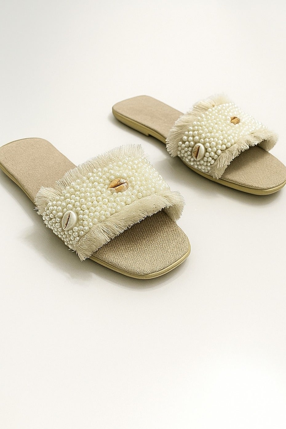 A fabric Slipper embroidered at the front with details of the beach atmosphere-SF-68-BEIGE