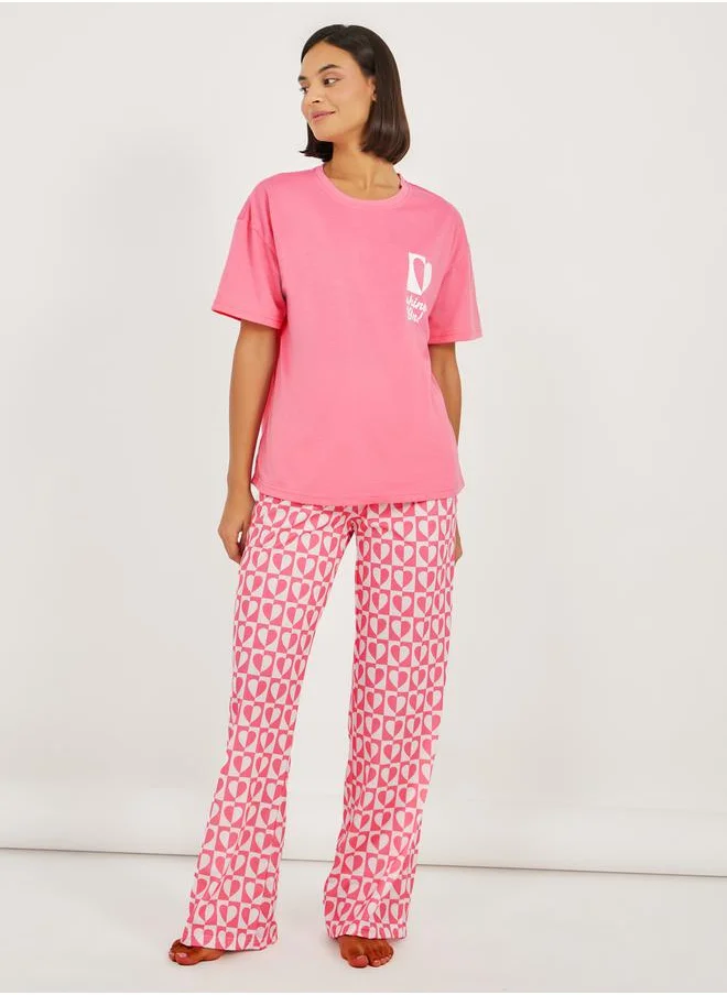 ستايلي Split Heart Graphic Dropped Shoulder T-Shirt & Pyjama Set