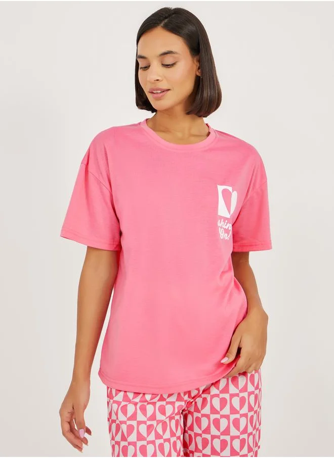 ستايلي Split Heart Graphic Dropped Shoulder T-Shirt & Pyjama Set