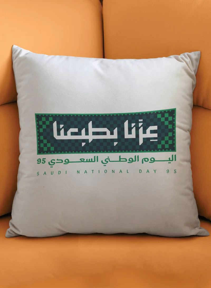 لوحة غطاء وسادة من البوليستر لمناسبة اليوم الوطني السعودي ٩٥ بتصميم عزنا بطبعنا