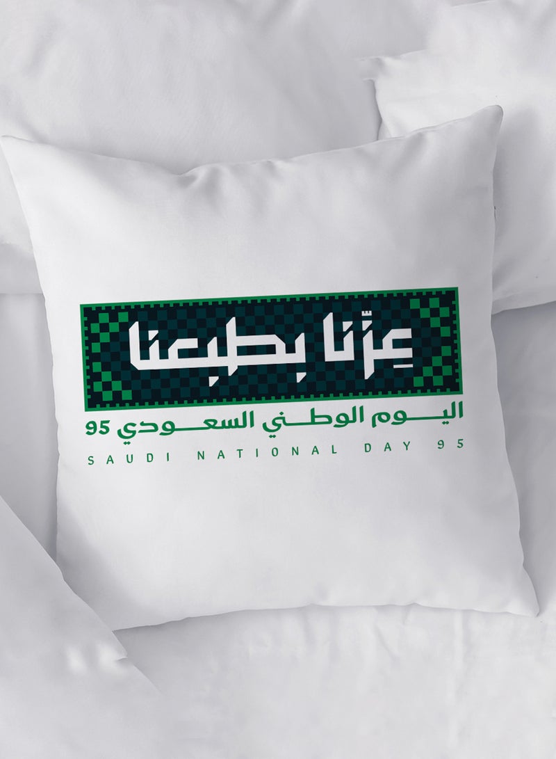 لوحة غطاء وسادة من البوليستر لمناسبة اليوم الوطني السعودي ٩٥ بتصميم عزنا بطبعنا - Image 1