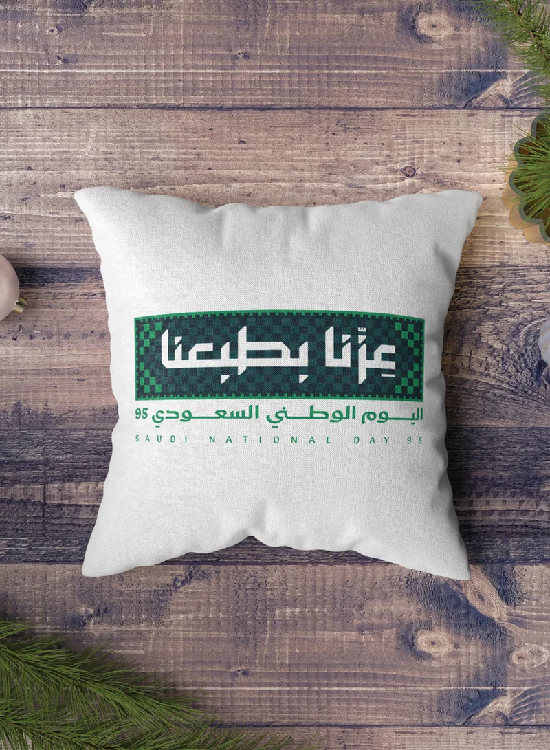 لوحة غطاء وسادة من البوليستر لمناسبة اليوم الوطني السعودي ٩٥ بتصميم عزنا بطبعنا