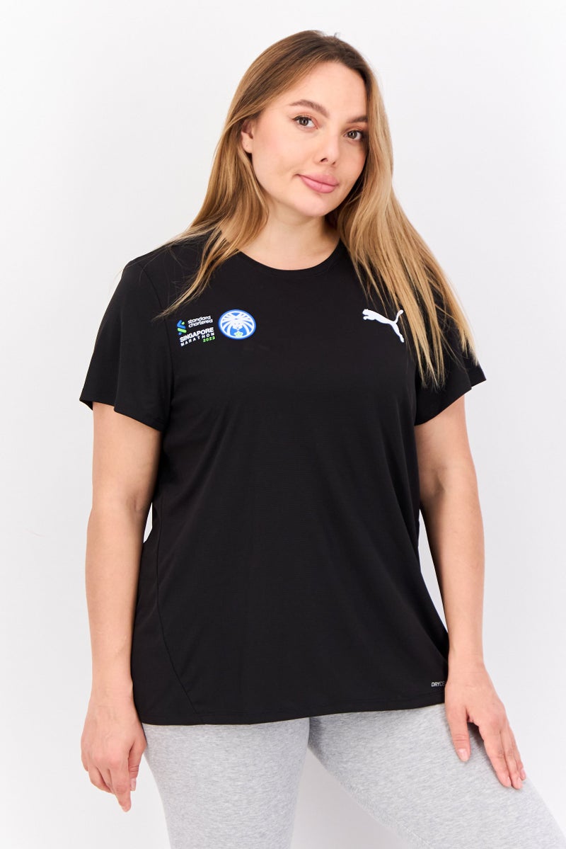 PUMA تي شيرت جري للنساء بأكمام قصيرة لسباق ماراثون سنغافورة 2023، أسود - Image 1