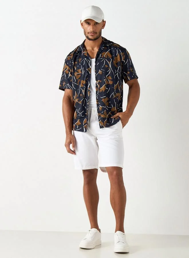 ايكونيك قميص بياقة كامب وأكمام قصيرة وطبعات من آيكونيك