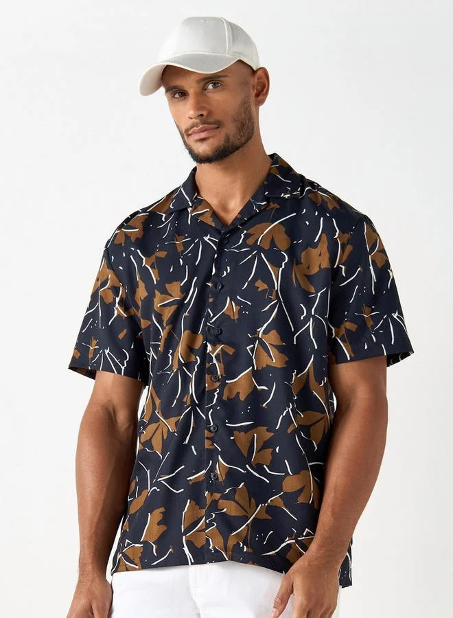 ايكونيك قميص بياقة كامب وأكمام قصيرة وطبعات من آيكونيك