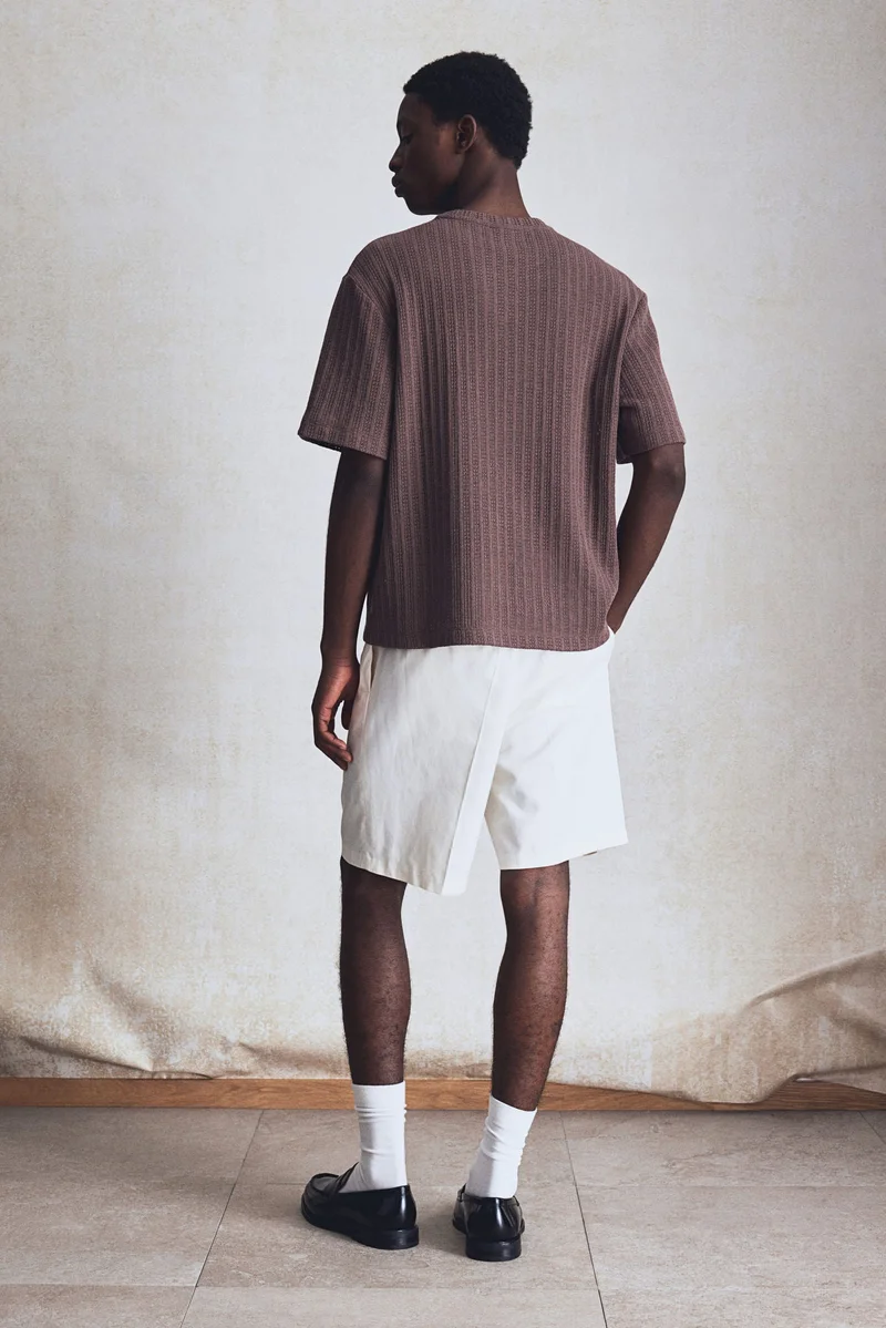 اتش اند ام تي-شيرت بتصميم كروشيه بقصّة عادية