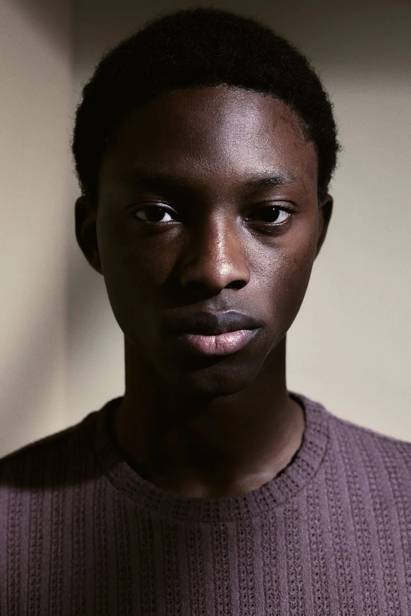 اتش اند ام تي-شيرت بتصميم كروشيه بقصّة عادية