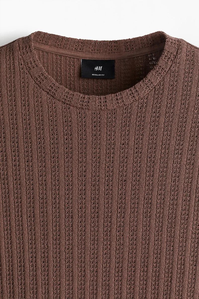 اتش اند ام تي-شيرت بتصميم كروشيه بقصّة عادية