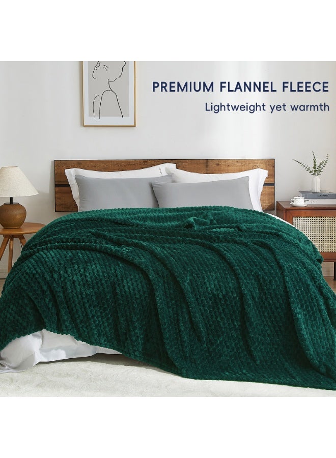 PHF بطانية فليس فاخرة فائقة النعومة بحجم كينغ، بطانية فليس جاكار خفيفة الوزن 3D، لا تتساقط، لا تتكتل، فاخرة 320GSM جمالية رقيقة مريحة لتزيين غرفة النوم، 108"x90"، أخضر مائل إلى الأزرق - Image 3