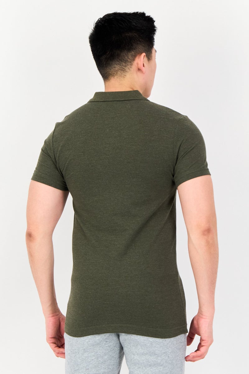 PUMA قميص بولو قصير الأكمام للرجال بتصميم ضيق مع شعار العلامة التجارية، زيتوني - Image 3