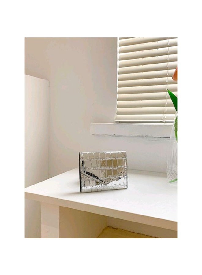 محفظة نسائية فاخرة بنقشة جلد التمساح – تصميم ميني أنيق وصغير الحجم بفتحات متعددة للكروت وجيب للنقود الورقية والعملات المعدنية – خامة جلد متينة لامعة وسهلة الحمل داخل أي شنطة – تنظيم مثالي وراحة يومية في محفظة واحدة مدمجة وعصرية - لون فضي - Image 3