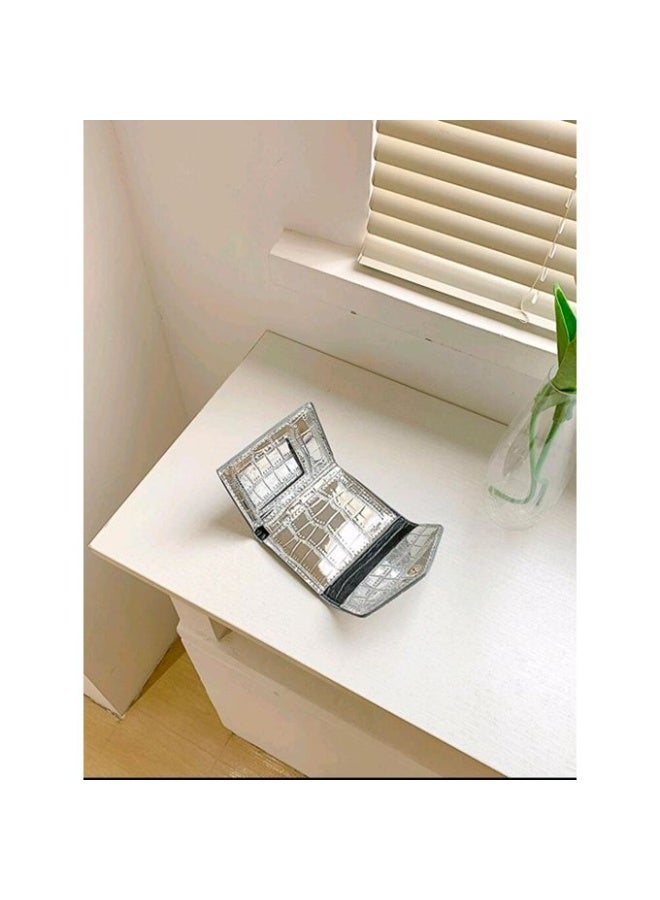 محفظة نسائية فاخرة بنقشة جلد التمساح – تصميم ميني أنيق وصغير الحجم بفتحات متعددة للكروت وجيب للنقود الورقية والعملات المعدنية – خامة جلد متينة لامعة وسهلة الحمل داخل أي شنطة – تنظيم مثالي وراحة يومية في محفظة واحدة مدمجة وعصرية - لون فضي - Image 4